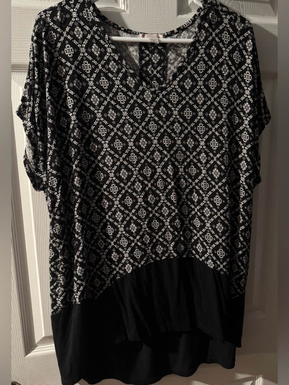Black and White Printed Short-Sleeve Blouse with Contrast Hem